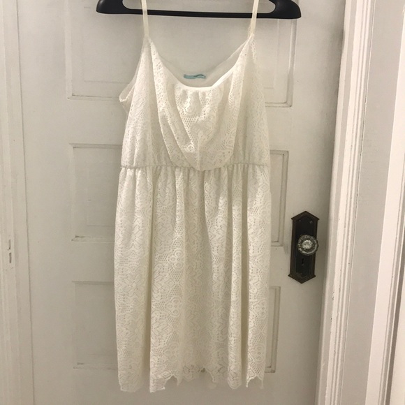 LOVELY LACE DRESS - Picture 1 of 3